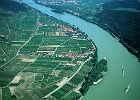 Donautal bei Unter-und Oberloiben, bergwärts Donau-km 2008 : Binnenschiff, Flussschleife